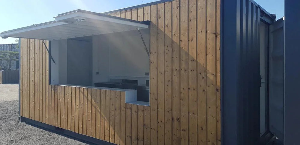 Container Bar Mobile 20 Piedi 15mq con Rivestimento in Legno e Apertura a Ribalta