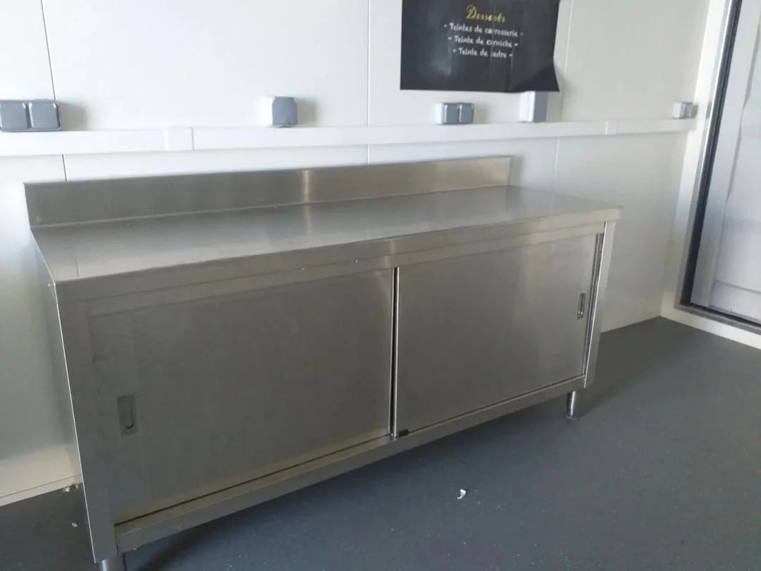 Container Bar Mobile 20 Piedi 15mq con Rivestimento in Legno e Apertura a Ribalta